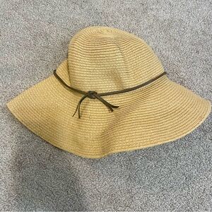 Talula Aritzia Straw Bucket Style Hat
